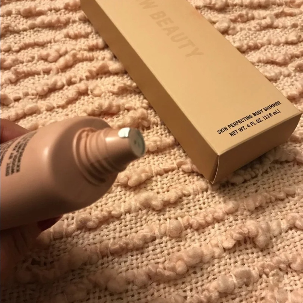 Kkw Beauty skin perfecting body shimmer Bronze - Picture 4 of 4